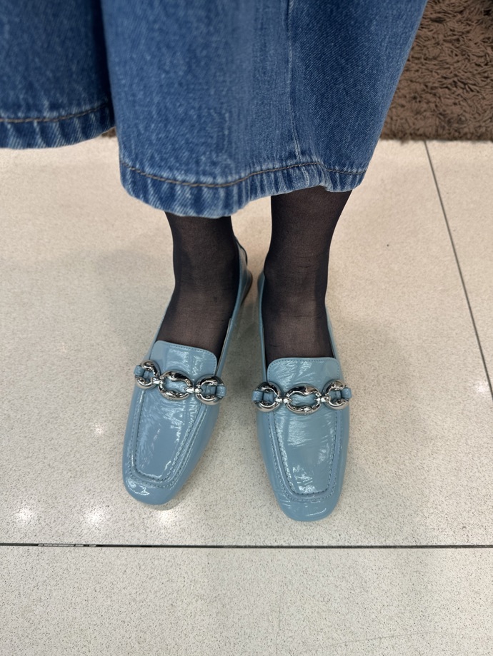 Boty zaujmou svým decentně lesklým  povrchem i zdobnými sponami. To vše boty povyšuje o další módní úroveň. Všimnete si jich, ale zůstávají v mezích elegance