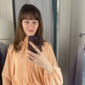 Módní redaktorka Monika vyrazila do obchodů na lov těch nejzajímavějších jarních halenek. Svou barvou, elegantním provedením i příjemným, lehkým materiálem jí padla do oka tato blůza od značky H&M