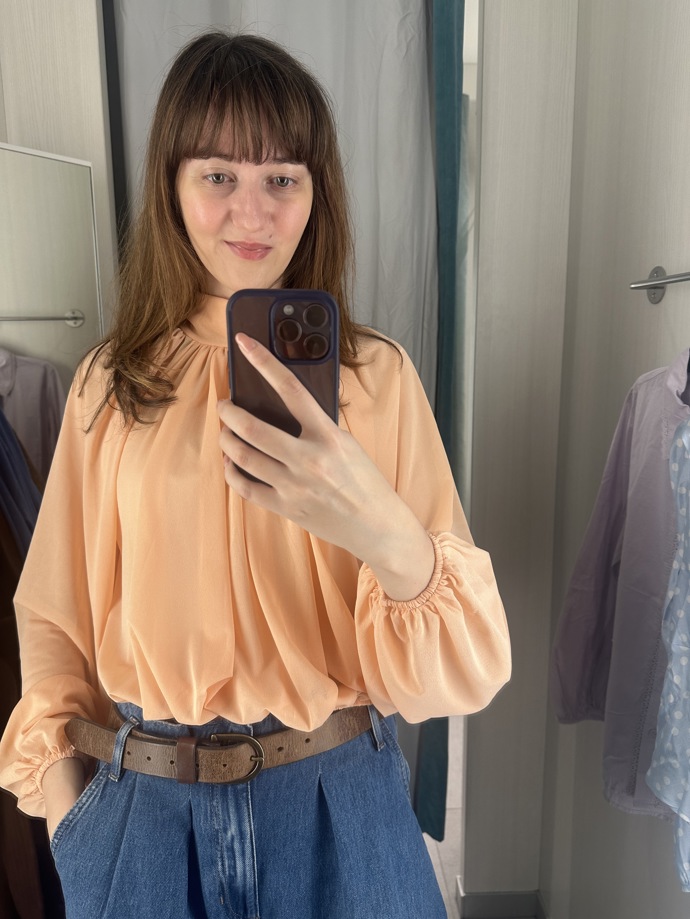 Módní redaktorka Monika vyrazila do obchodů na lov těch nejzajímavějších jarních halenek. Svou barvou, elegantním provedením i příjemným, lehkým materiálem jí padla do oka tato blůza od značky H&M