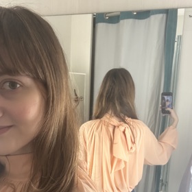 Zatímco vepředu je halenka velmi decentní, vzadu má vázání na mašli. Halenka stojí 619 Kč