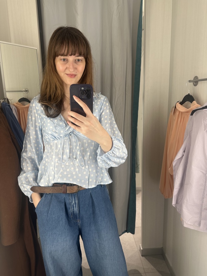 Pokud milujete něžné kousky, možná vás stejně jako Moniku nadchne tato nebesky modrá halenka s motivem puntíků a volány. Prodává ji značka H&M za 439 Kč.