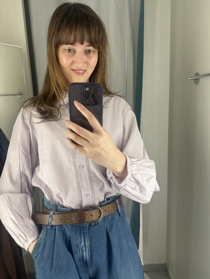 Letošní jaro patří také pastelovým odstínům. Sáhnout můžete třeba po jemně fialové halence s krajkovými prvky, jako je tento kousek z H&M, který koupíte za 619 Kč.