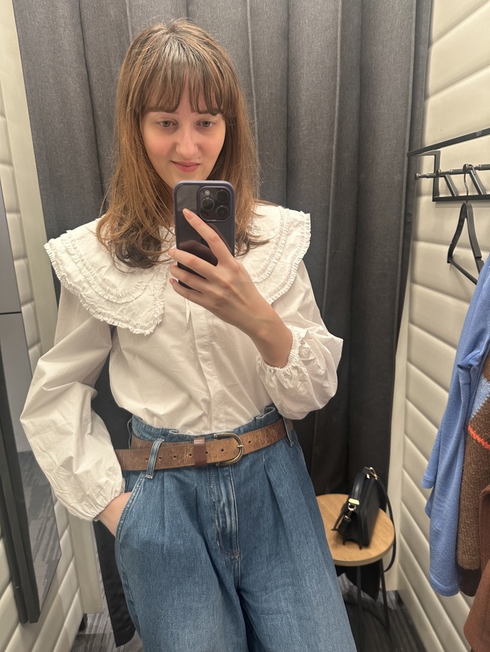 Velkým trendem letošního jara jsou i výrazné límce. Tento překvapivě univerzální bílý kousek pořídíte u Reserved za 859 Kč.