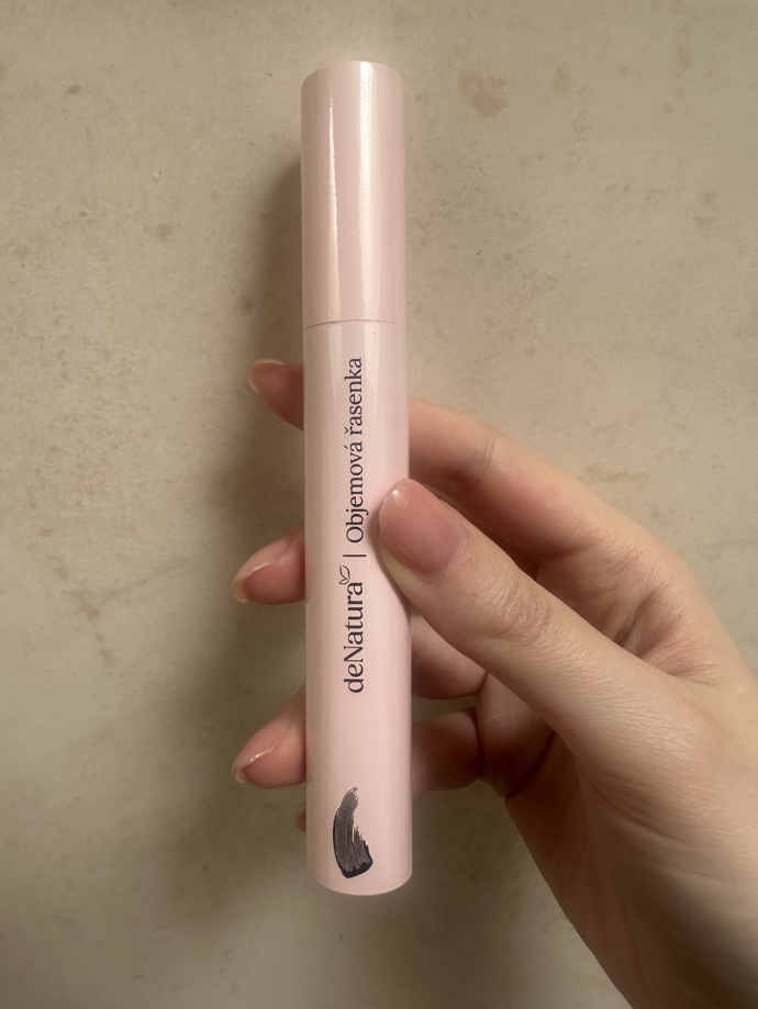 Objemovou voděodolnou řasenku od české značky deNatura zkusila redaktorka v tmavě hnědém odstínu. A byla s ním velmi spokojená. Hnědá totiž nepůsobí tak tvrdě jako některé černé. Bonusem je i voděodolné, a zároveň pečující, vyživující složení řasenky. Cena produktu je 587 Kč.