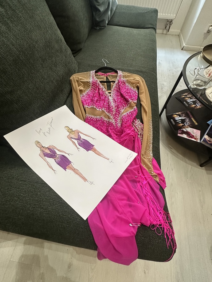 Krasobruslařské kostýmy můžou být zdobeny až 5 tisíci kamínky.