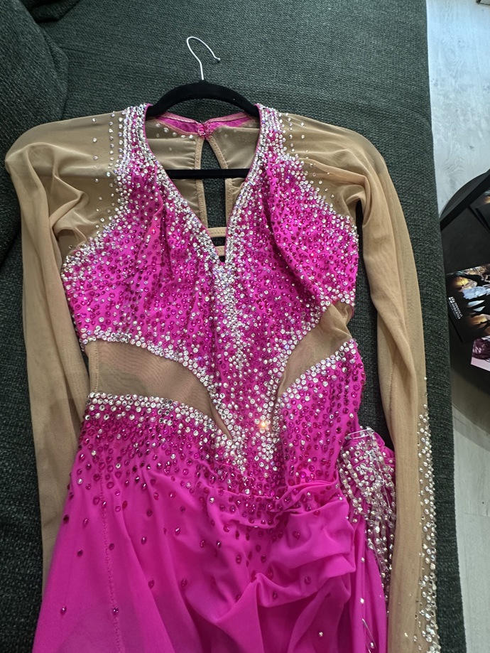 Šaty si na vlastní oči v komornější pražské pobočce prohlédla i módní redaktorka Lifee Monika a přesvědčila se o precizním detailním zpracování.