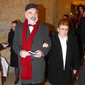 Zdeněk vypadá vždy jako největší elegán v místnosti. Své ženě nabízí gentlemansky rámě. 