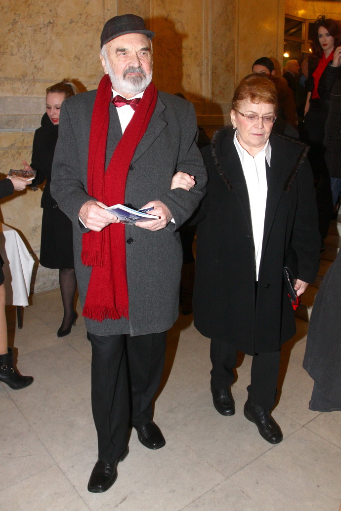 Zdeněk vypadá vždy jako největší elegán v místnosti. Své ženě nabízí gentlemansky rámě. 