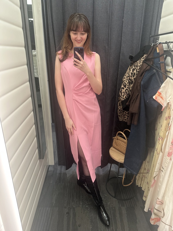 Letos jsou v kurzu i jemné pastely. Pokud hledáte šaty, které jsou sice jednoduché, ale zajímavé, tento model s řasením a rozparkem takový požadavek rozhodně splňuje. Šaty jsou z Reserved a vyjdou vás na 899 Kč