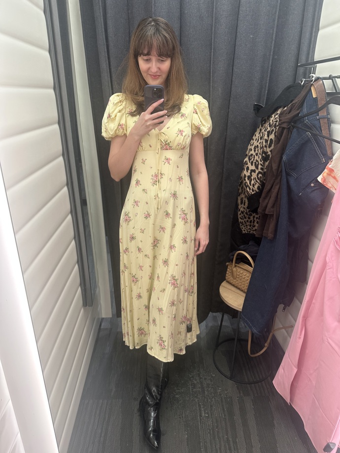 Na první pohled zaujaly i žluté šaty s květinovým potiskem, bez kterého by jaro snad ani nebylo jarem. Balonové rukávy umocňují hravost a roztomilost, zatímco hlubší výstřih působí svůdně. Zkrátka ideální kombinace. I tento kousek najdete v Reserved, a to za 1199 Kč