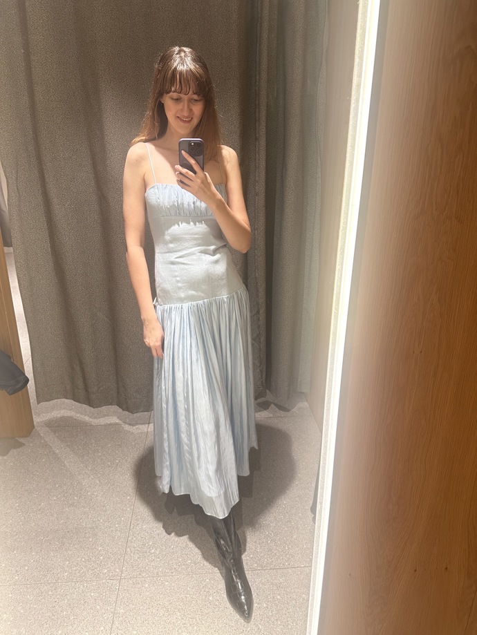 Pastelová krasojízda pokračovala v prodejně značky Mango. Tyto lněné šaty s nabíráním byly velmi příjemné na tělo a působily velmi luxusně. Jejich cena je 2499 Kč