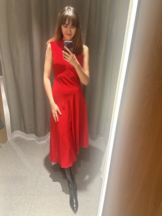 Letošní sezona přeje ale i výraznějším odstínům. V těchto červených šatech, které jsou opět od značky Mango, budete nepřehlédnutelná. Lehce asymetrické řešení výstřihu i sukně působí neotřele. Šaty stojí 1599 Kč