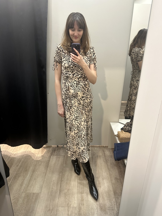Do Marks&Spencer zavítala i redaktorka Monika. Na její 180 cm vysokou postavu je občas těžké najít správně dlouhé šaty. Tenhle model s trendy a zároveň velmi elegantním provedením zvířecího motivu ale seděl dobře, i když nebyl v prodloužené délce. Šaty jsou aktuálně zlevněné na 1299 Kč.