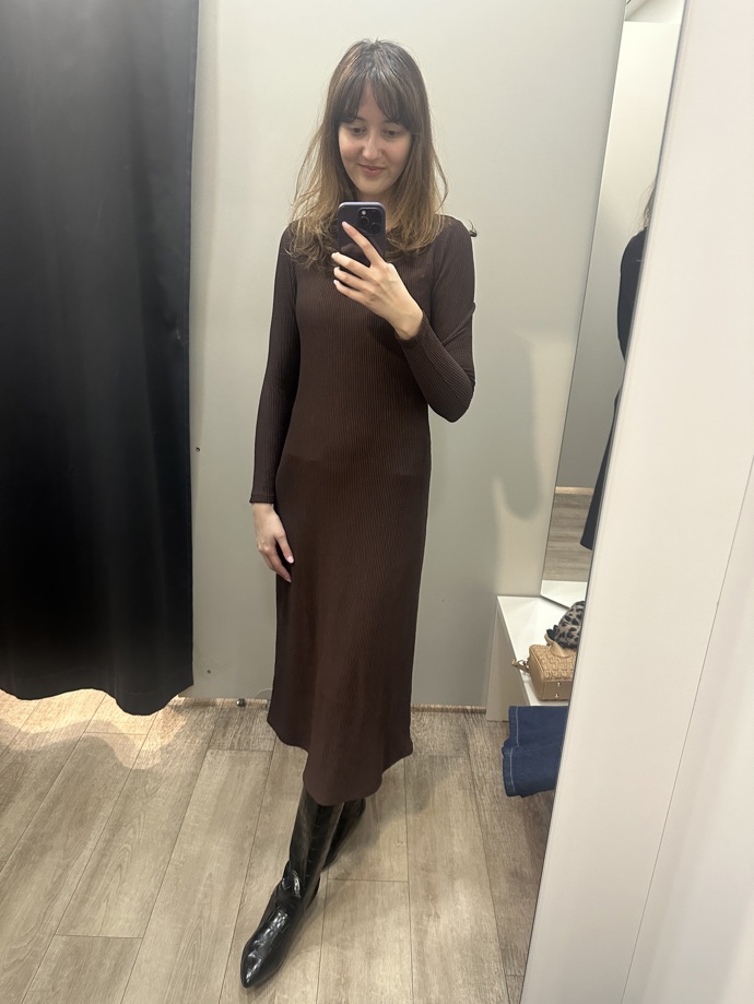 Každodenní pohodlí vám zajistí žebrované kousky jako třeba tento v sofistikované čokoládově hnědé. I tyto šaty v Marks&Spencer momentálně můžete pořídit za nižší cenu, konkrétně 1199 Kč.