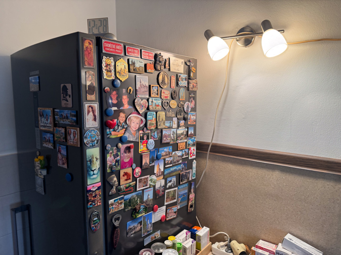 Lednici zdobí magnetky z cest a fotografie rodiny. 