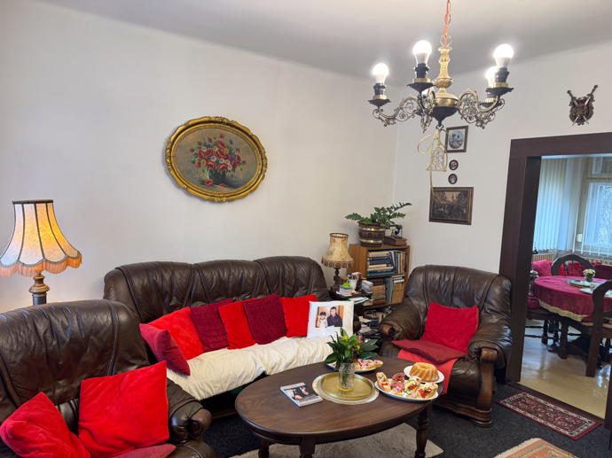 Obývák je velmi útulný a zdobí jej starožitné kousky a obrazy. 