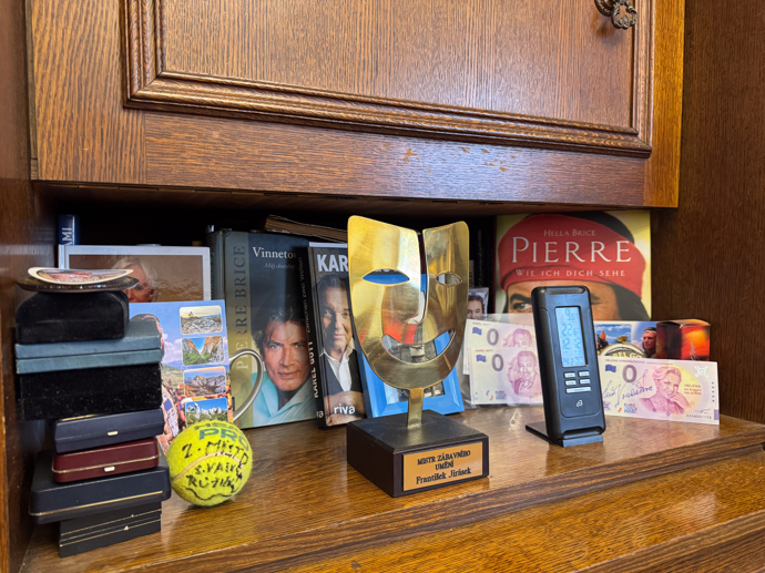 František Jirásek má i vystavené cenné sošky. 