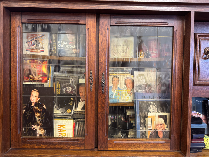 Skříně jsou plné vzpomínek. 