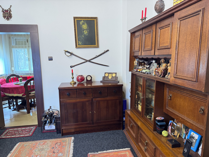 V obýváku najdete i šavle, které sbírá jak František, stejně tak byl sběratel i jeho tchán. 