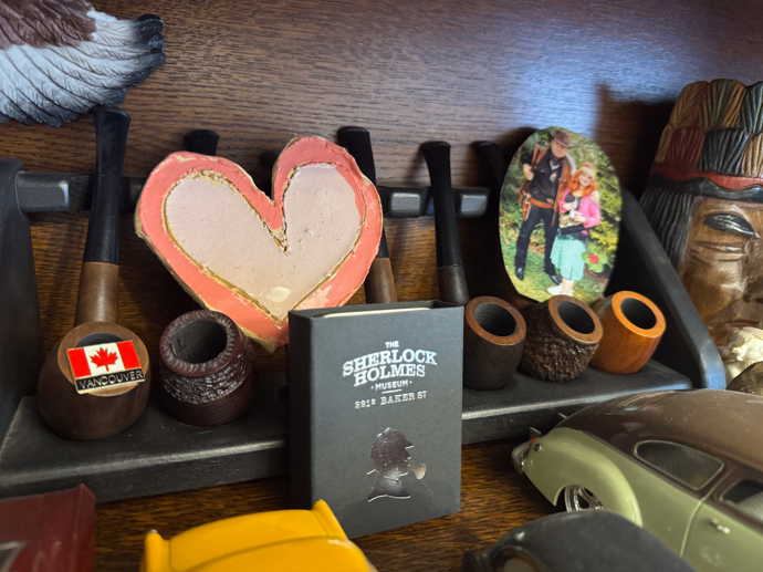 Detaily drobností z horního obýváku Františka Jiráska