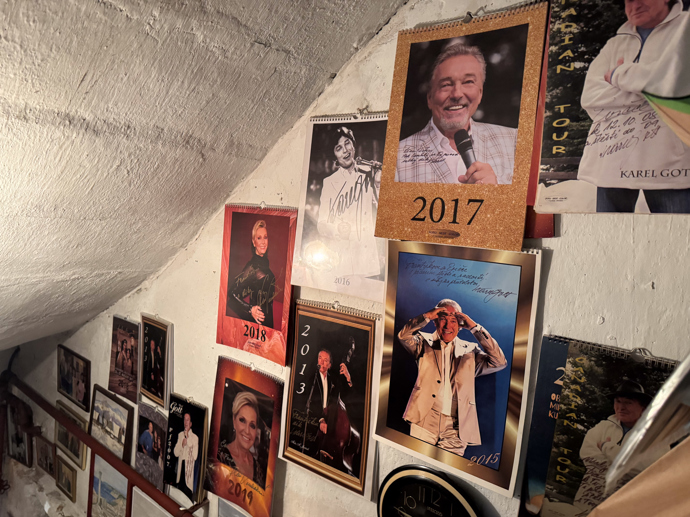 Na mnoha snímcích jsou samozřejmě Karel Gott a Helena Vondráčková, které František Jirásek dlouhá léta fotil.