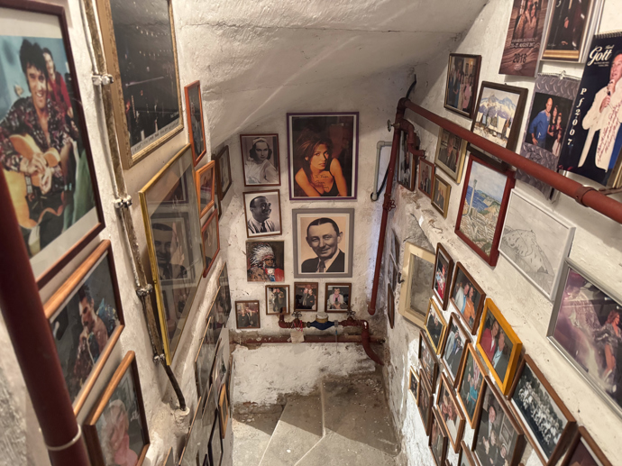 Pořad Vítejte! nahlédl i do sklepa Františka Jiráska, který v něm má vystavené své fotografie. 