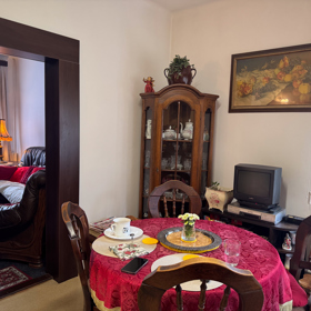 Spousta starožitného nábytku je ale dovezena Františkem a jeho ženou Evou. 