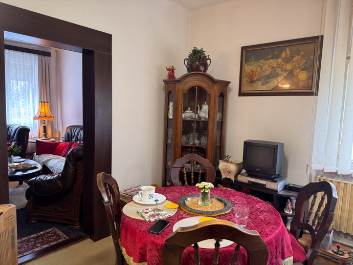 Spousta starožitného nábytku je ale dovezena Františkem a jeho ženou Evou. 