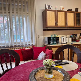 V domě je mnoho věcí po rodičích, jako například kuchyň, kterou vyrobil Františkův tatínek. 