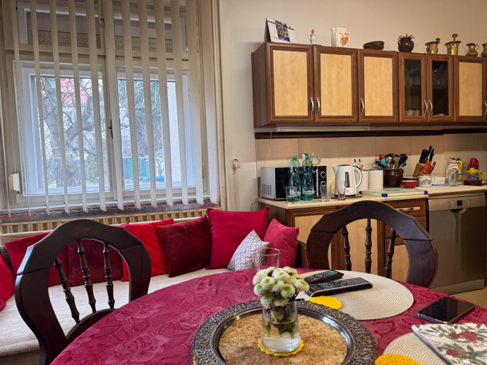 V domě je mnoho věcí po rodičích, jako například kuchyň, kterou vyrobil Františkův tatínek. 