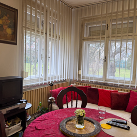 Například stůl s židlemi vybírala manželka. 