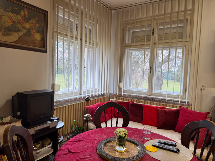 Například stůl s židlemi vybírala manželka. 