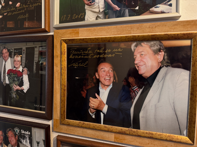 Pojilo je dlouholeté přátelství. 