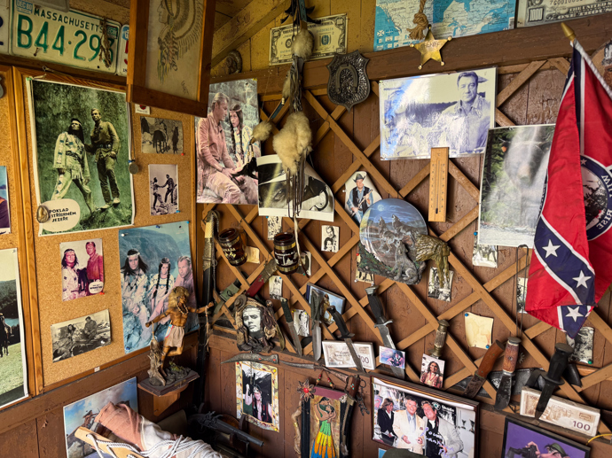 Zahradní domeček, kterému se říká srub, je jednou velkou poctou indiánům. 