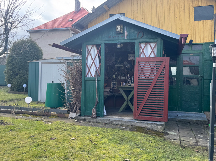 V pořadu Vítejte! se podíváte i do srubu, který má František na zahradě. 