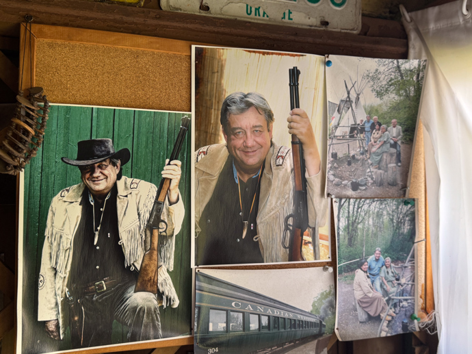 Zde i sám fotograf František Jirásek v oblíbeném outfitu, který si vzal i na natáčení. 