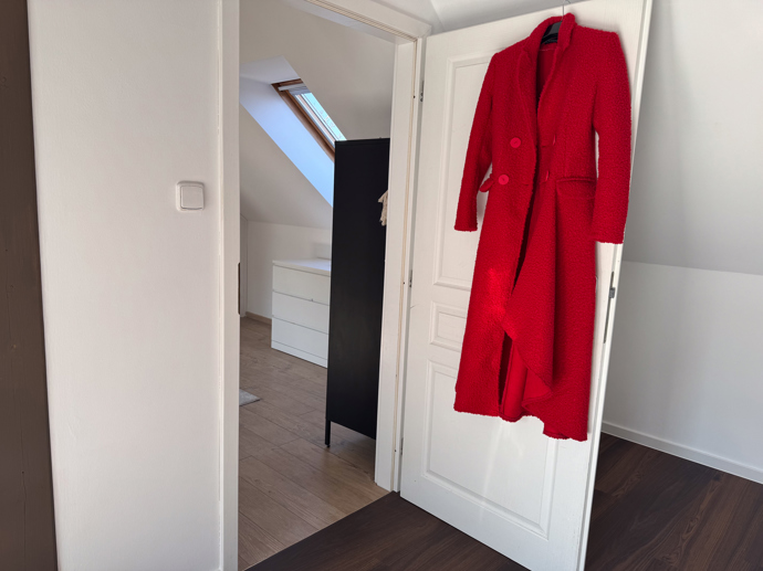 Ze svého šatníku nám Veronika předvedla jen červený kabát.