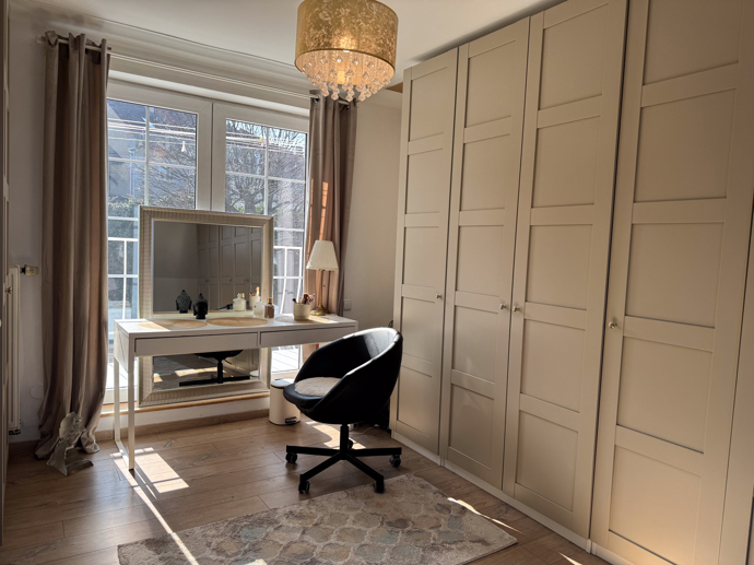 A za ní pokojík, ,který slouží jako šatna a pracovna.