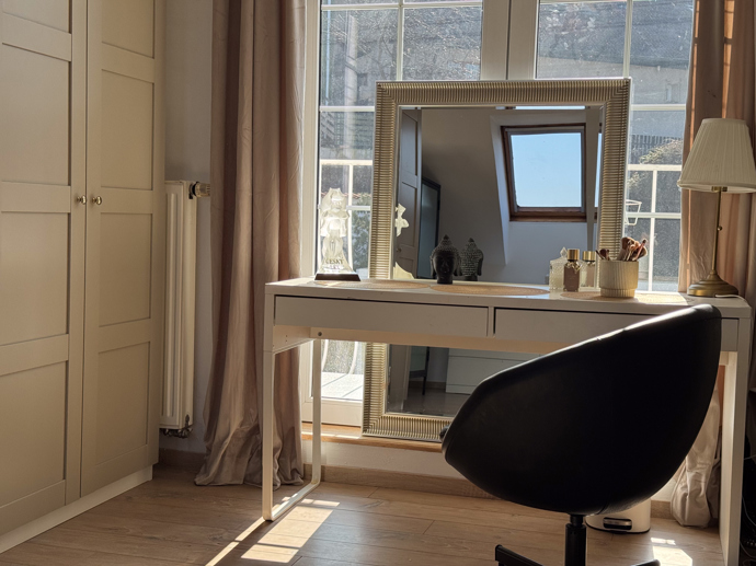 Nechybí malý kosmetický stolek.