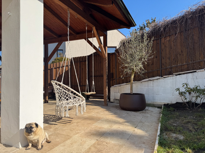 Jedna z houpaček na zápraží