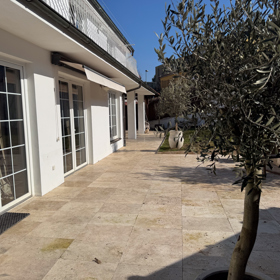 Ze strany dům skutečně vypadá tak trochu jako "autocentrum", jak jej  s humorem označila dcera Veroniky Žilkové, Agáta Hanychová.