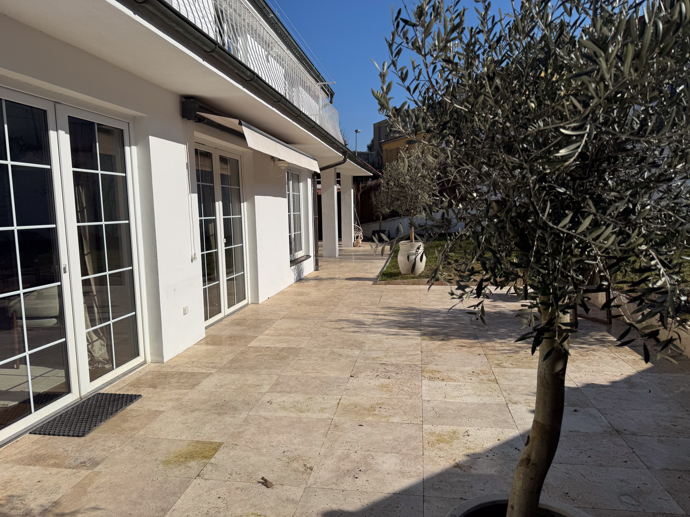 Ze strany dům skutečně vypadá tak trochu jako "autocentrum", jak jej  s humorem označila dcera Veroniky Žilkové, Agáta Hanychová.