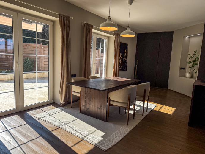 Pokud přijede celá veliká rodina, nanosí se ke stolu židle z celého domu.