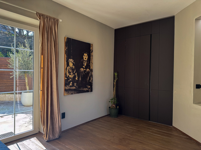 Zeď zdobí jediný obraz.