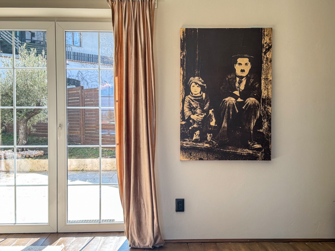 Detail obrazu Charlese Chaplina