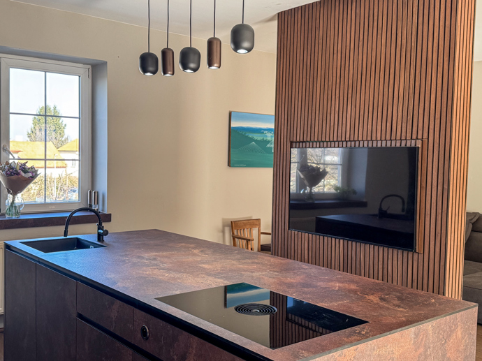 ..se zabudovanou otočnou televizí.