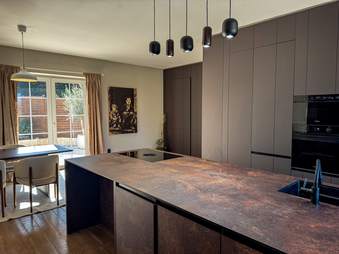 Obývák je spojený s kuchyní.