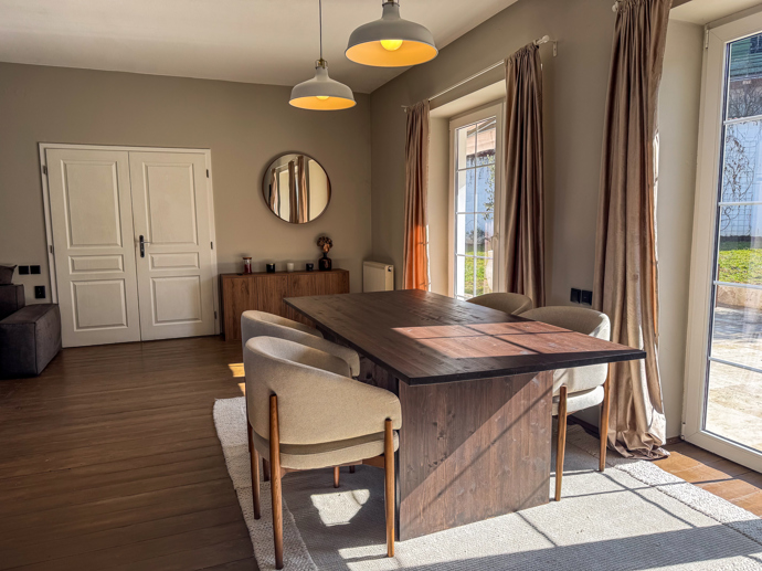 Jídelní stůl je situován pod okny