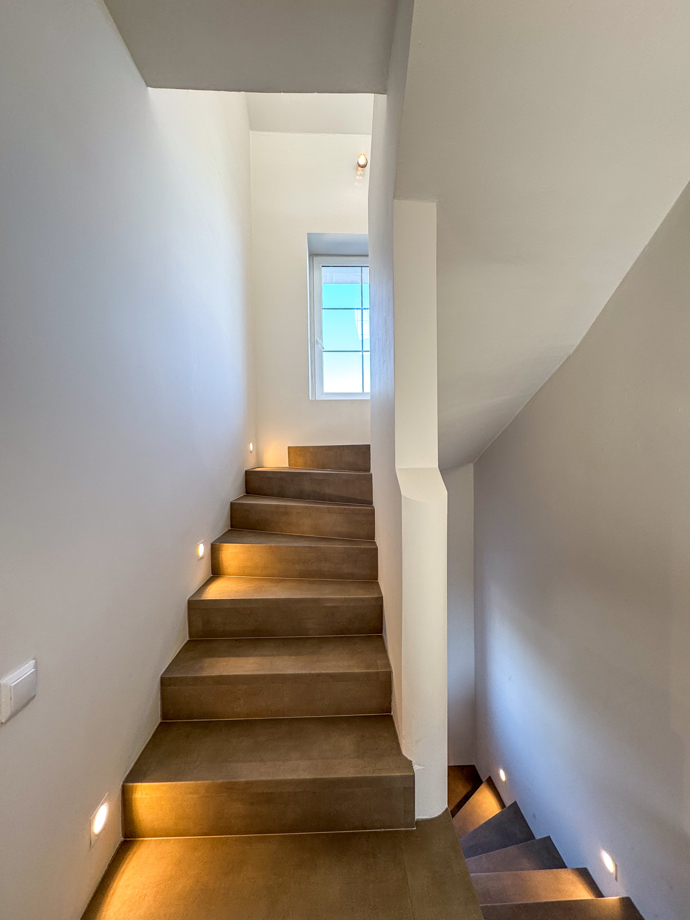 Schody do patra jsou z vinylu, na který Veronika nedá dopustit.