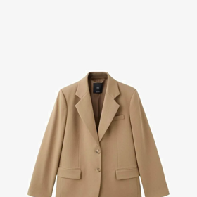 Béžový blejzr u nás prodává třeba značka Mango za 1 999 Kč.